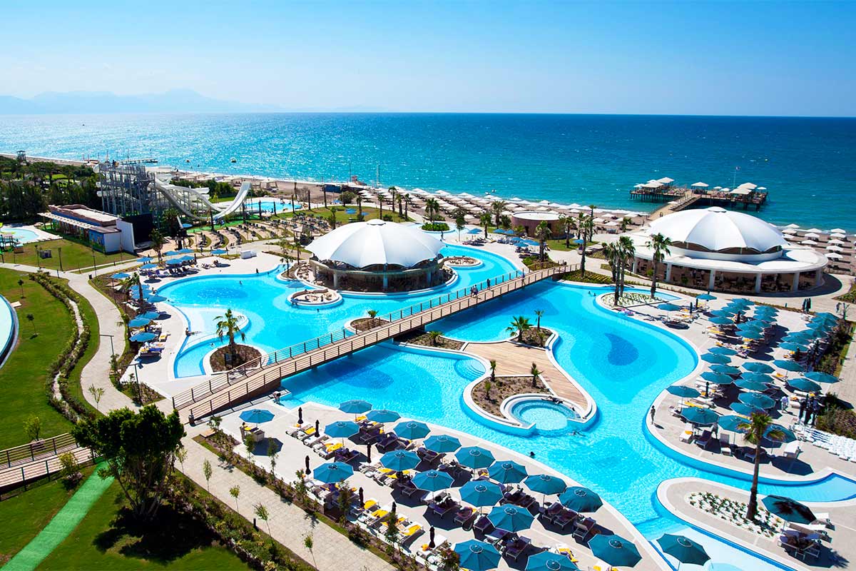 На море